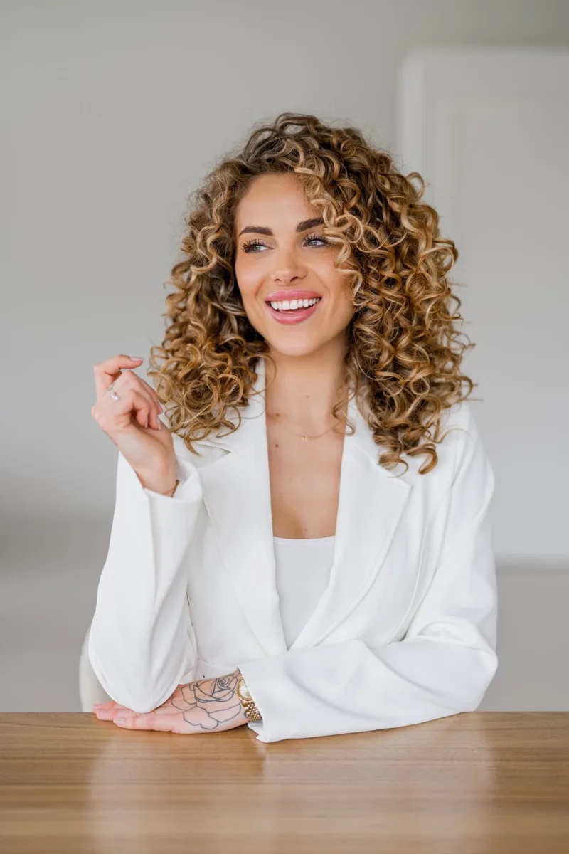Eilish kijkt naar links